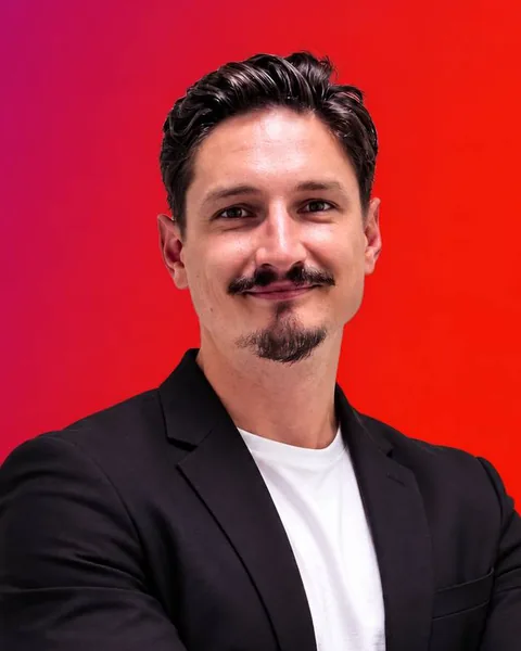 Cosmin Moga, în sacou negru, cu brațele încrucișate